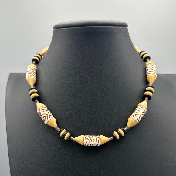 Jewelry - Beaded necklace